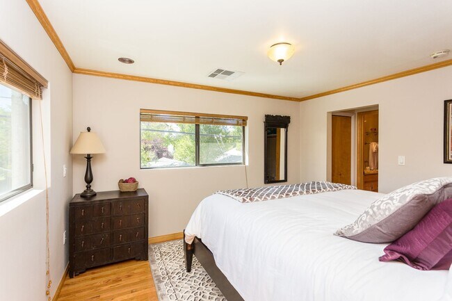 Foto del edificio - Fully Furnished 1-Bedroom Upstairs Apartment – All Utilities Included