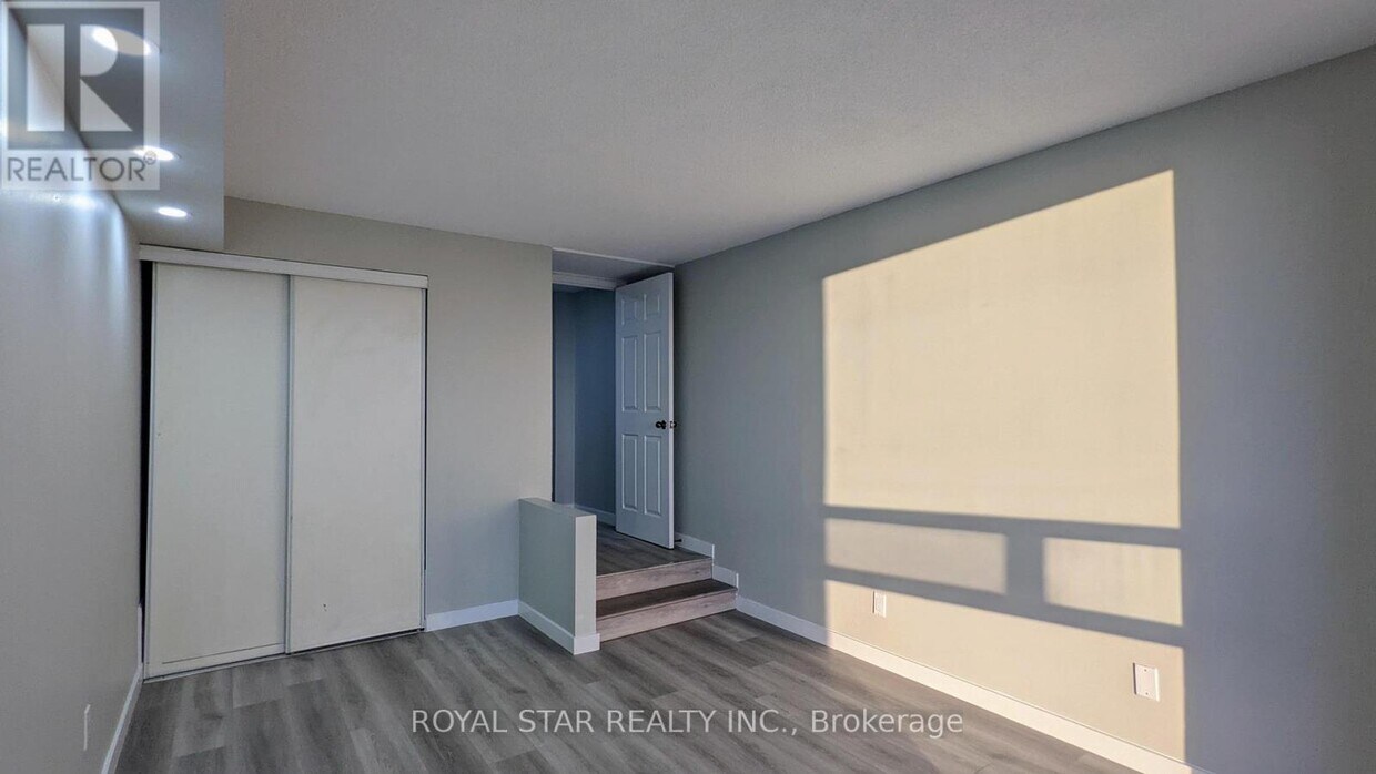 Primary Photo - 50-550 Eglinton Ave W