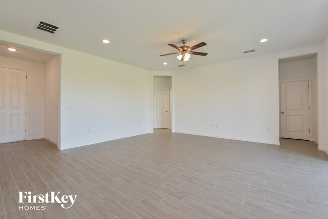 Building Photo - 611 Avila Pl