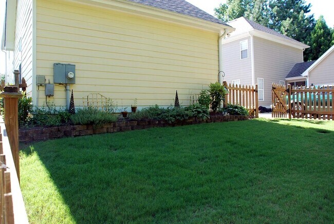 Foto del edificio - 125 Denham Square