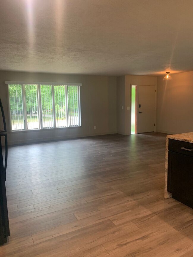 Foto del edificio - Brentwood South Subdivision - Completely Remodeled 3 Bedroom 2 Bath Home With Huge Backyard!