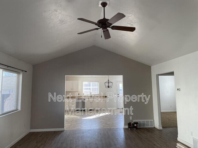 Building Photo - 735 7th Ave E