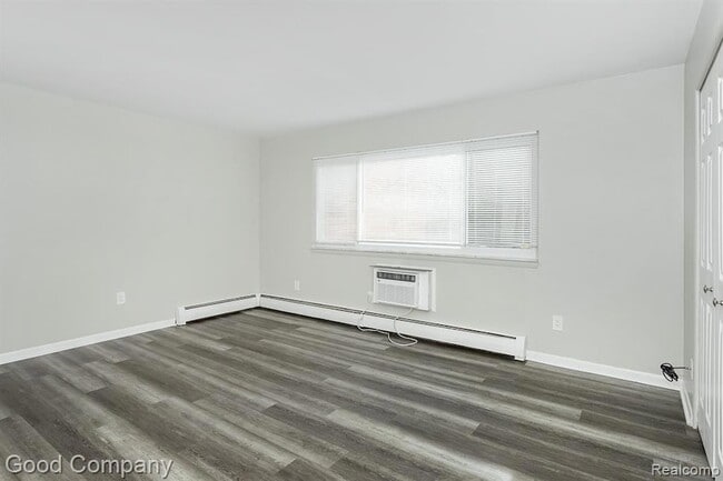 Building Photo - 525 Fairbrook St