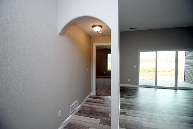 Foto del edificio - 2 Bed | 2 Bath | 3 Stall Garage | Patio Tw...