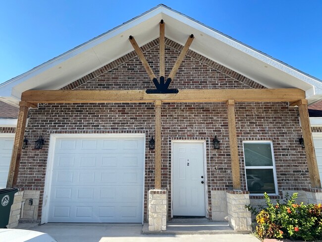 Building Photo - 1021 Fairway Dr
