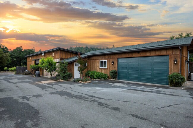 Foto del edificio - 15000 Chalk Hill Rd