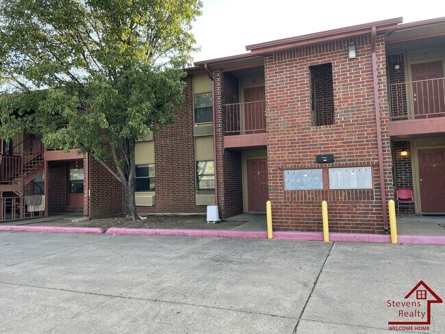 Building Photo - 1912 SW D Ave