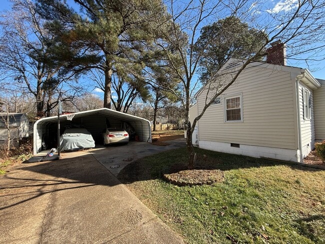 Building Photo - Large 3bed 1.5 bath ranch with 2 car garage $1895