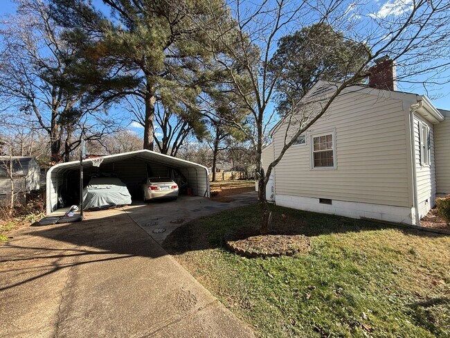 Foto del edificio - Large 3bed 1.5 bath ranch with 2 car garage $1895