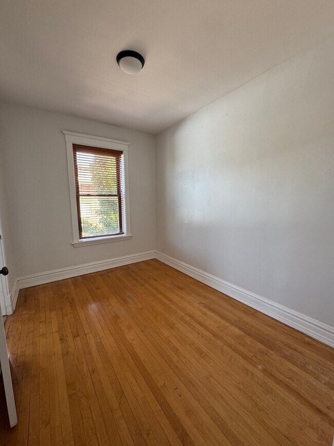 Foto del edificio - 2164 N Oakley Ave