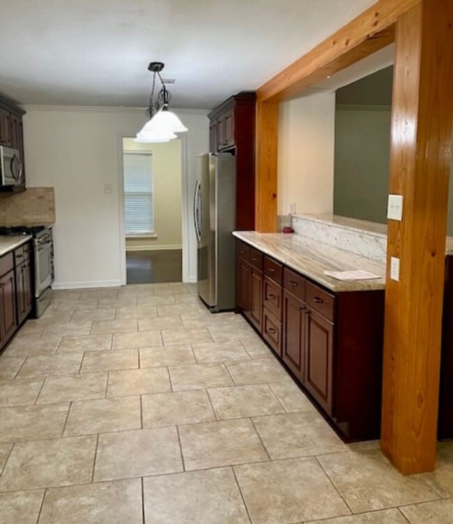 Building Photo - Beautiful 4 bed home in Excellent Location, off Airline Hwy minutes from new Woman's Hospital