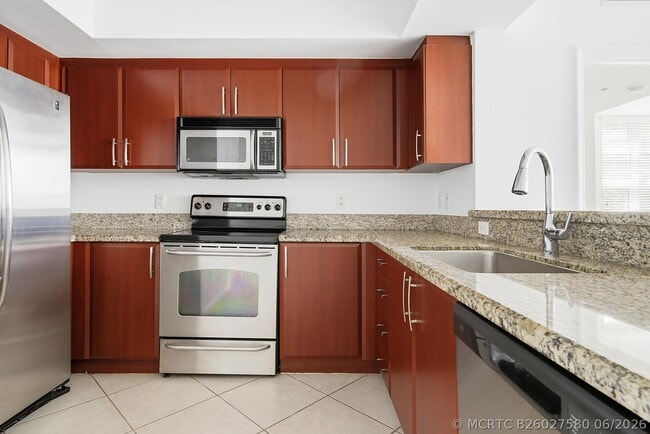 Building Photo - 403 S Sapodilla Ave