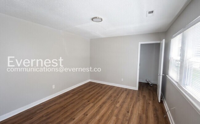 Foto del edificio - 907 Garywood Pl