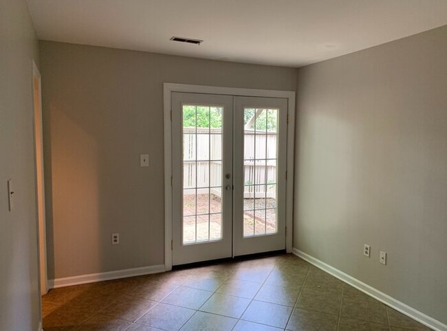 Building Photo - Beautiful townhome in Uptown Charlotte