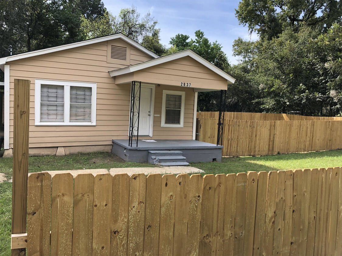 Primary Photo - 2837 Queensroad Ave