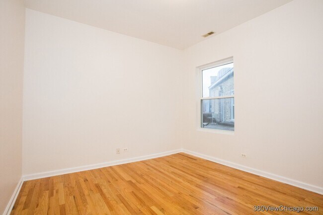 Dormitorio - 3906 W Belmont Ave