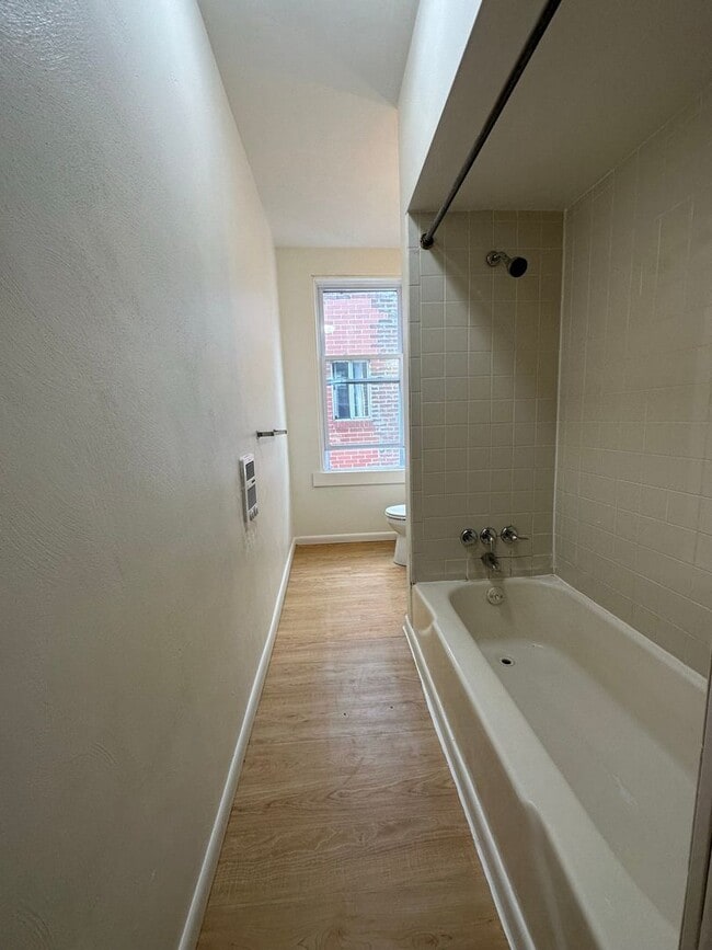 Building Photo - Huge Two Bedroom Apartment on Dawson Stree...