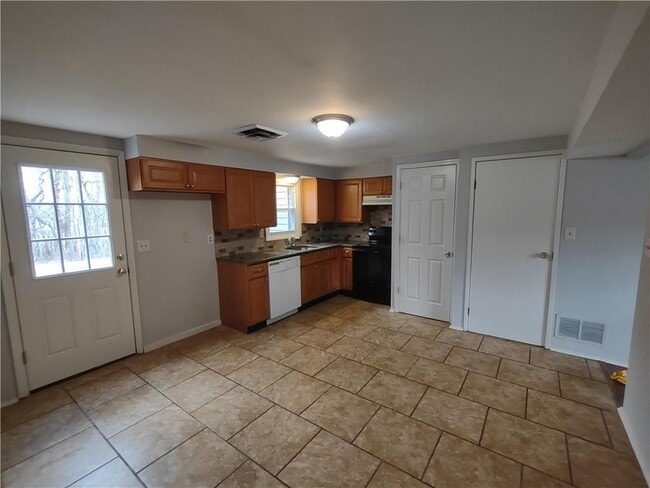 Building Photo - 117 E Hillcrest Ln