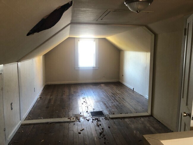 Building Photo - 3 BED 1 BATH SINGLE FAMILY IN THE PURITAS-...