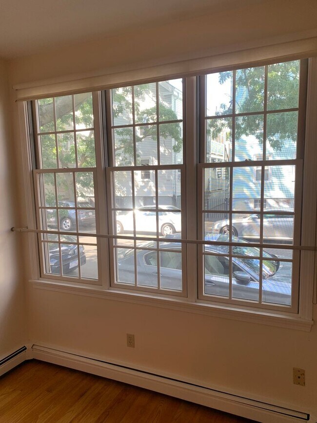 Foto del edificio - Great 1 Bed Home in East Cambridge + AC