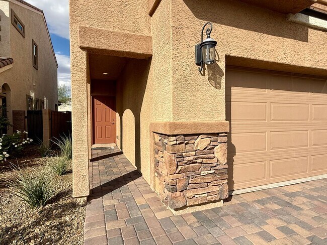 Foto del edificio - 4 BED, 2.5 BATH, 2 CAR-GARAGE, TWO-STORY, SINGLE FAMILY HOME FOR RENT w/ COMMUNITY POOL & SPA