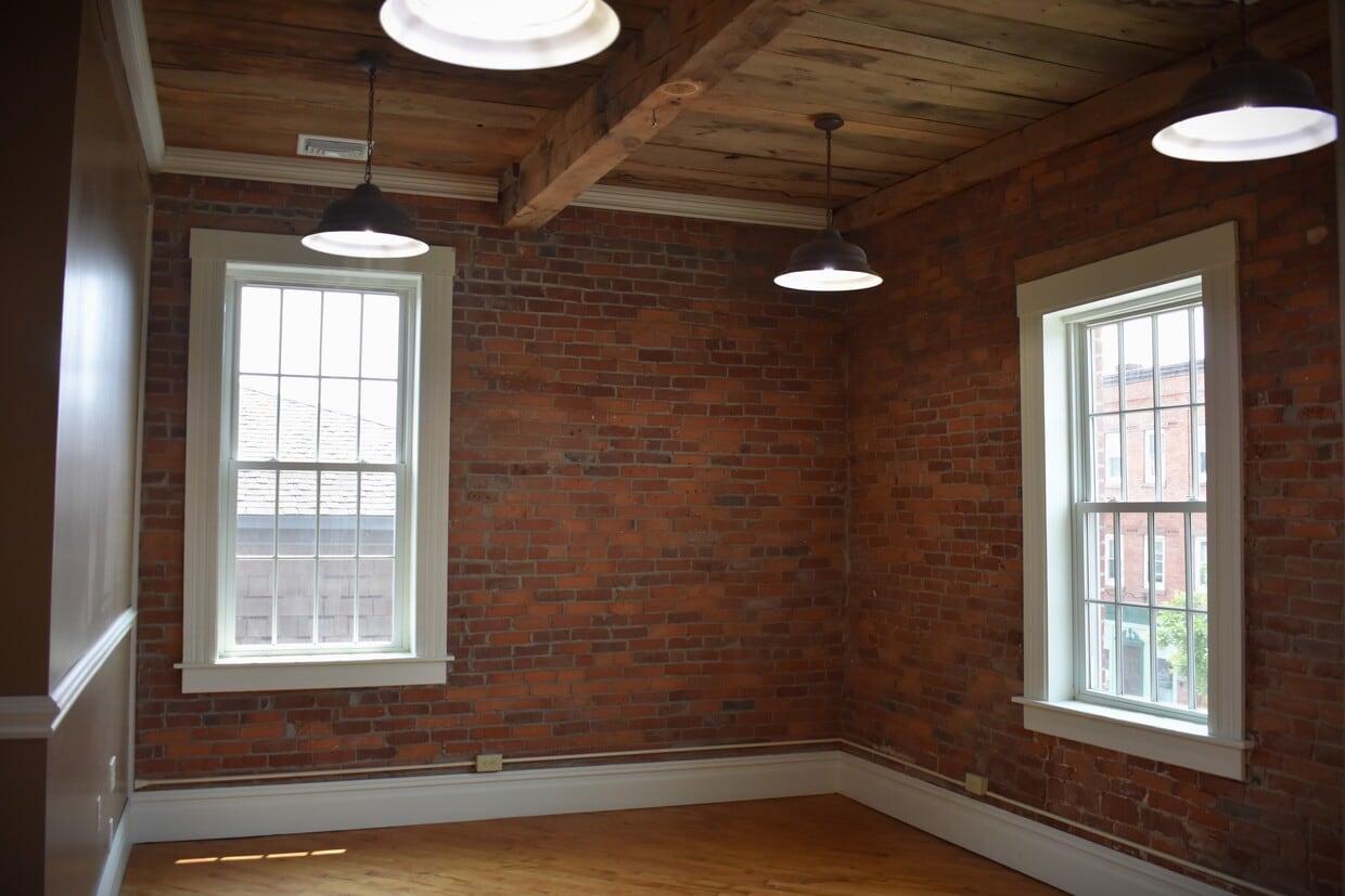 Primary Photo - 270 Pleasant St