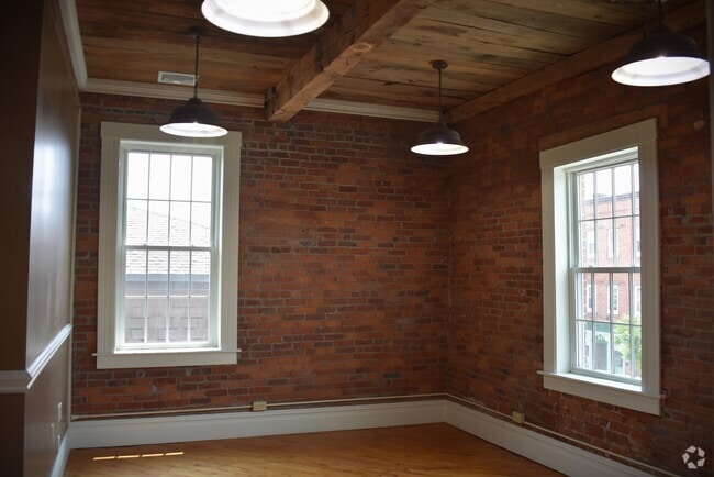 Building Photo - 270 Pleasant St