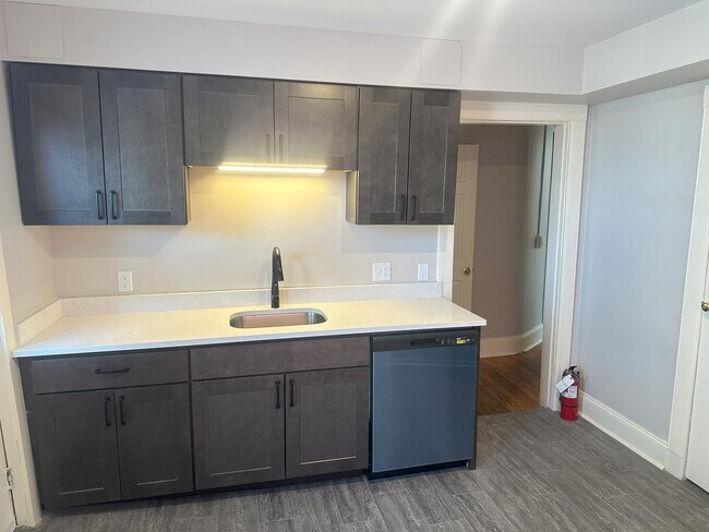 Foto del edificio - 408 Stewart Ave.