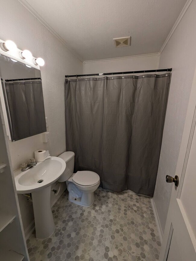 Building Photo - 2 bedroom 1 bath home. NOW ACCEPTING SECTI...