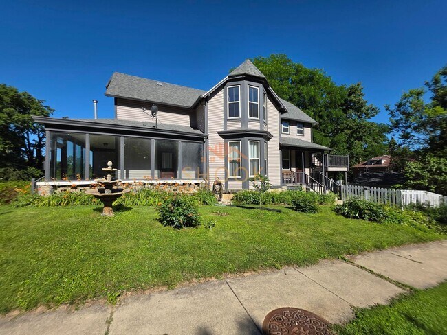 Foto del edificio - LARGE 4 BR HOME CLOSE TO DOWNTOWN W/ LOTS OF AMENITIES