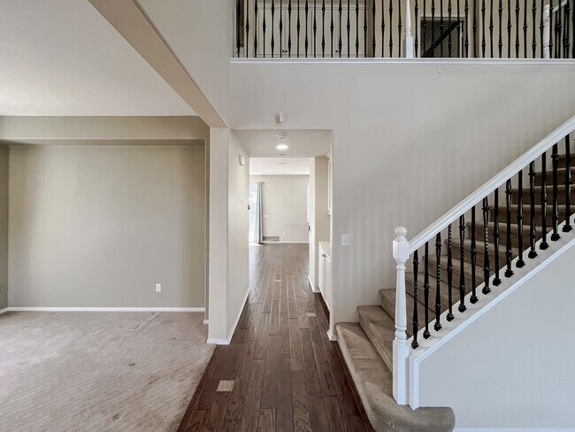 Building Photo - MUST SEE! Beautiful 3 bedroom + Loft + Off...