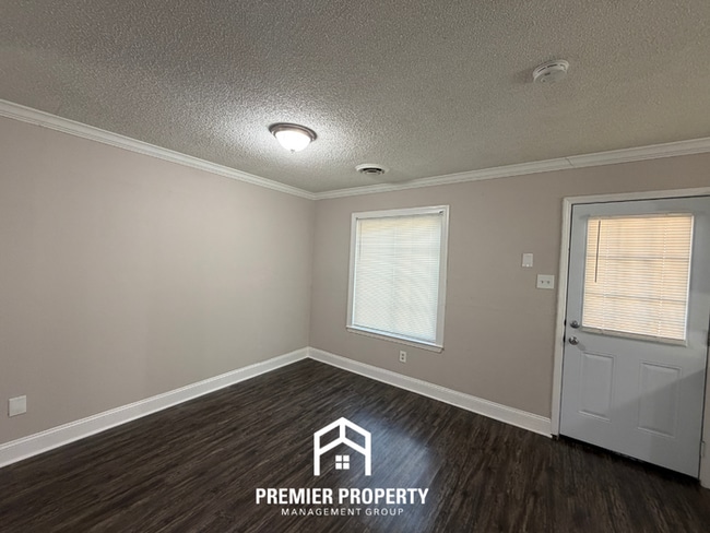 Building Photo - 3875 Earlynn Dr