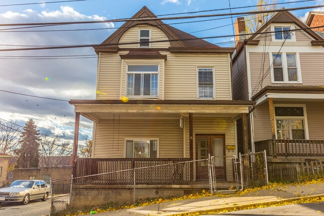 Building Photo - AVAILABLE JUNE - Beautiful 5 Bedroom, 2 Ba...