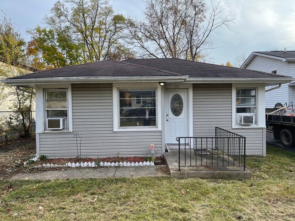 233 Wildwood Dr, Round Lake Beach, IL 60073 House Rental in Round