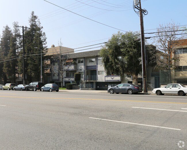 Foto del edificio - 6245 Woodman Ave