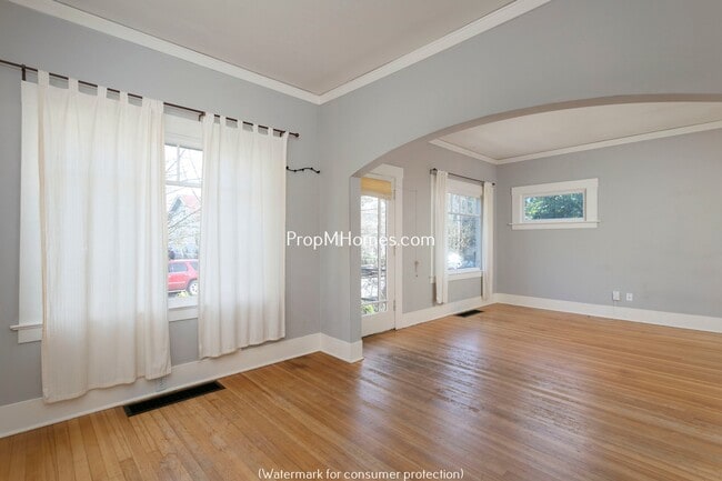 Building Photo - Classic Two Bedroom Bungalow In The Heart Of Sellwood!