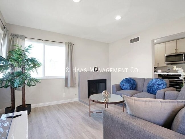 Building Photo - 17071 Oak Ln