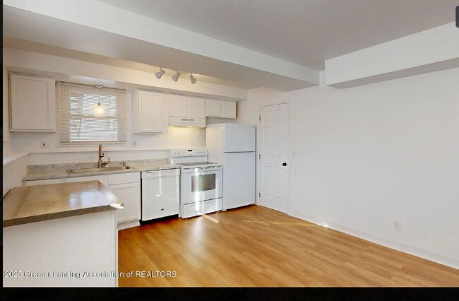 Foto del edificio - 3117 Holiday Dr