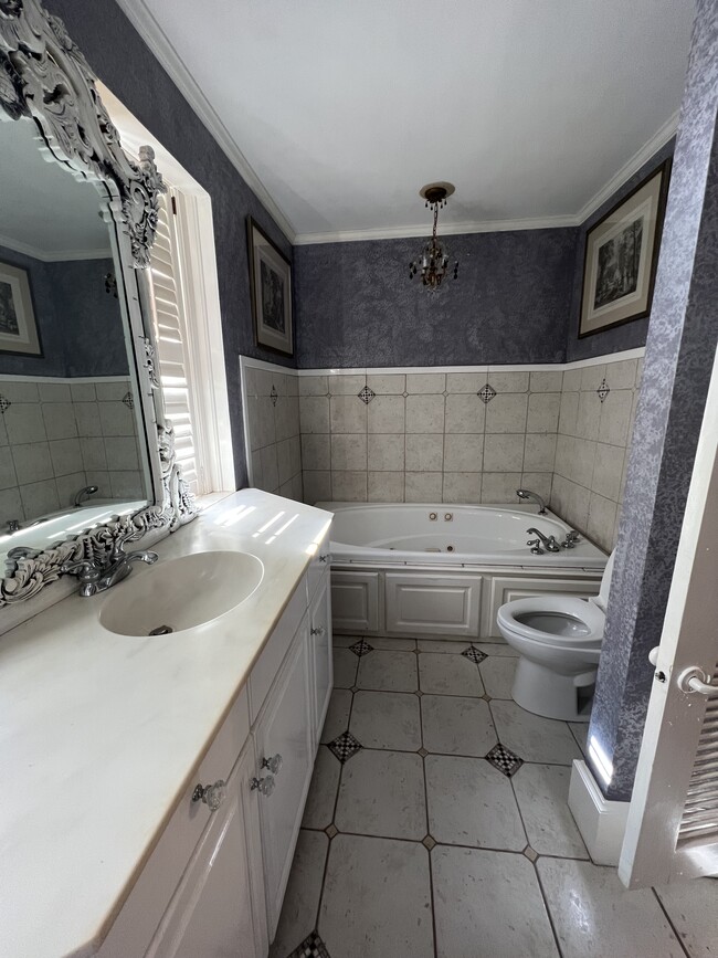 Ensuite bathroom - 107 Colonial Dr