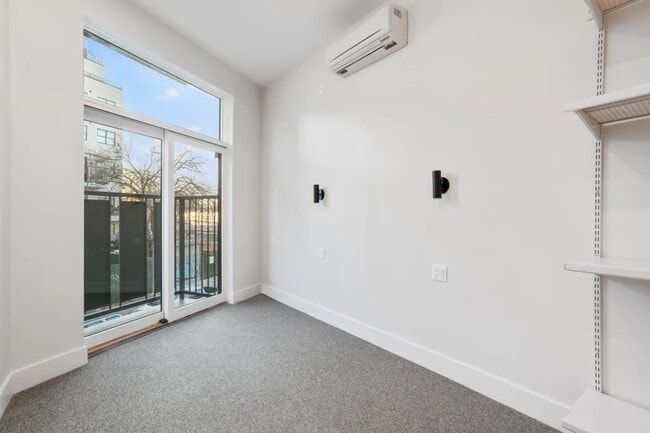 Foto del edificio - Furnished room/NOT APARTMENT