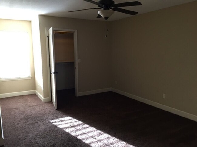 Foto del edificio - 2-bedroom, 2 bath Townhome with one car garage!