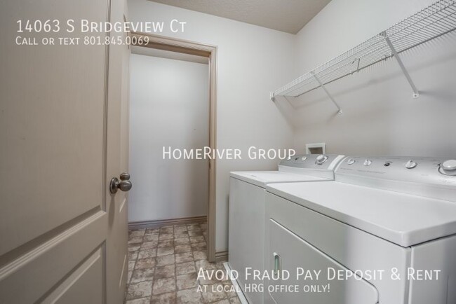 Building Photo - Awesome 3 Bed 2 Bath Townhome!