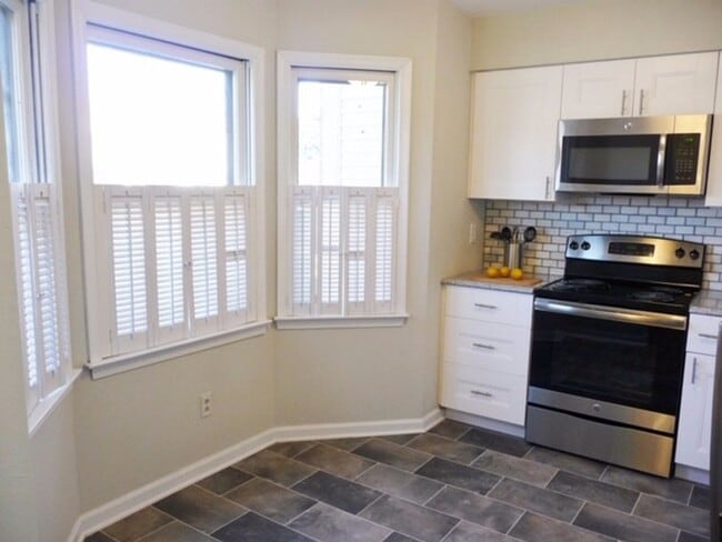 Building Photo - Fully updated townhome located walking dis...