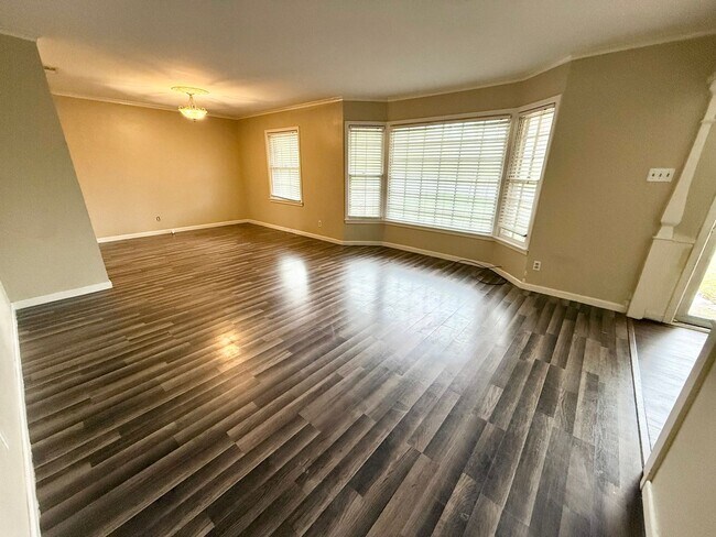 Foto del edificio - 3-bed/2-bath with two living spaces!