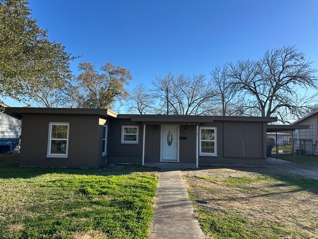 Building Photo - 1709 Navidad St