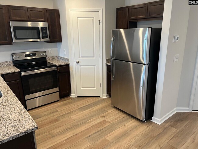 Building Photo - 909 Desert Ln