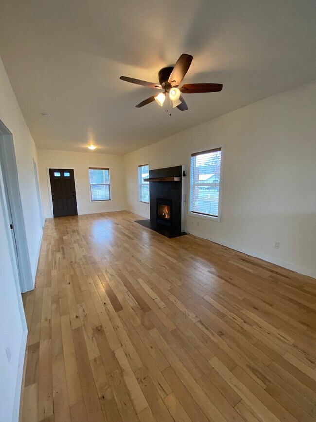 Foto del edificio - 1801 Russell Ave