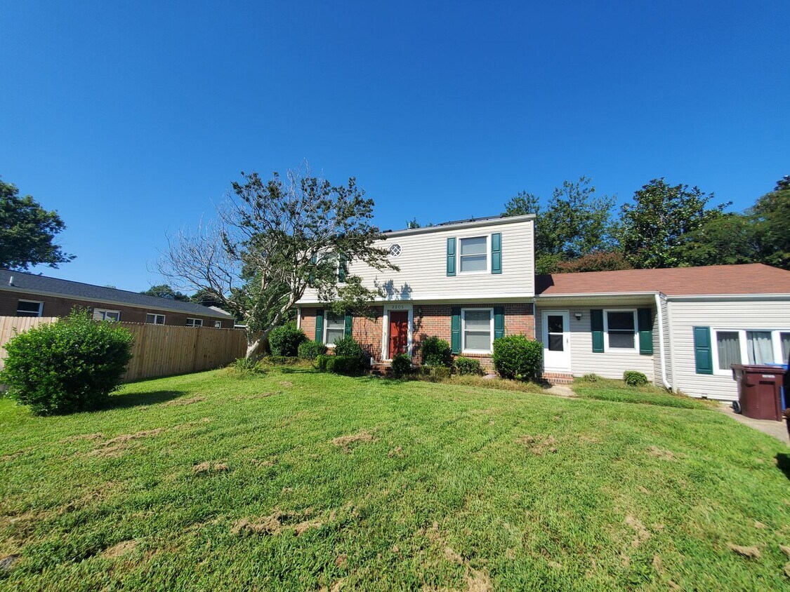 Foto principal - 4 bedroom and 2 and a half single family h...