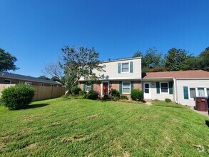 Building Photo - 2205 Hilton Ct