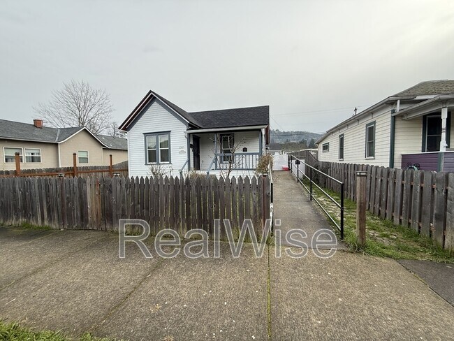 Building Photo - 1321 SE Mill St